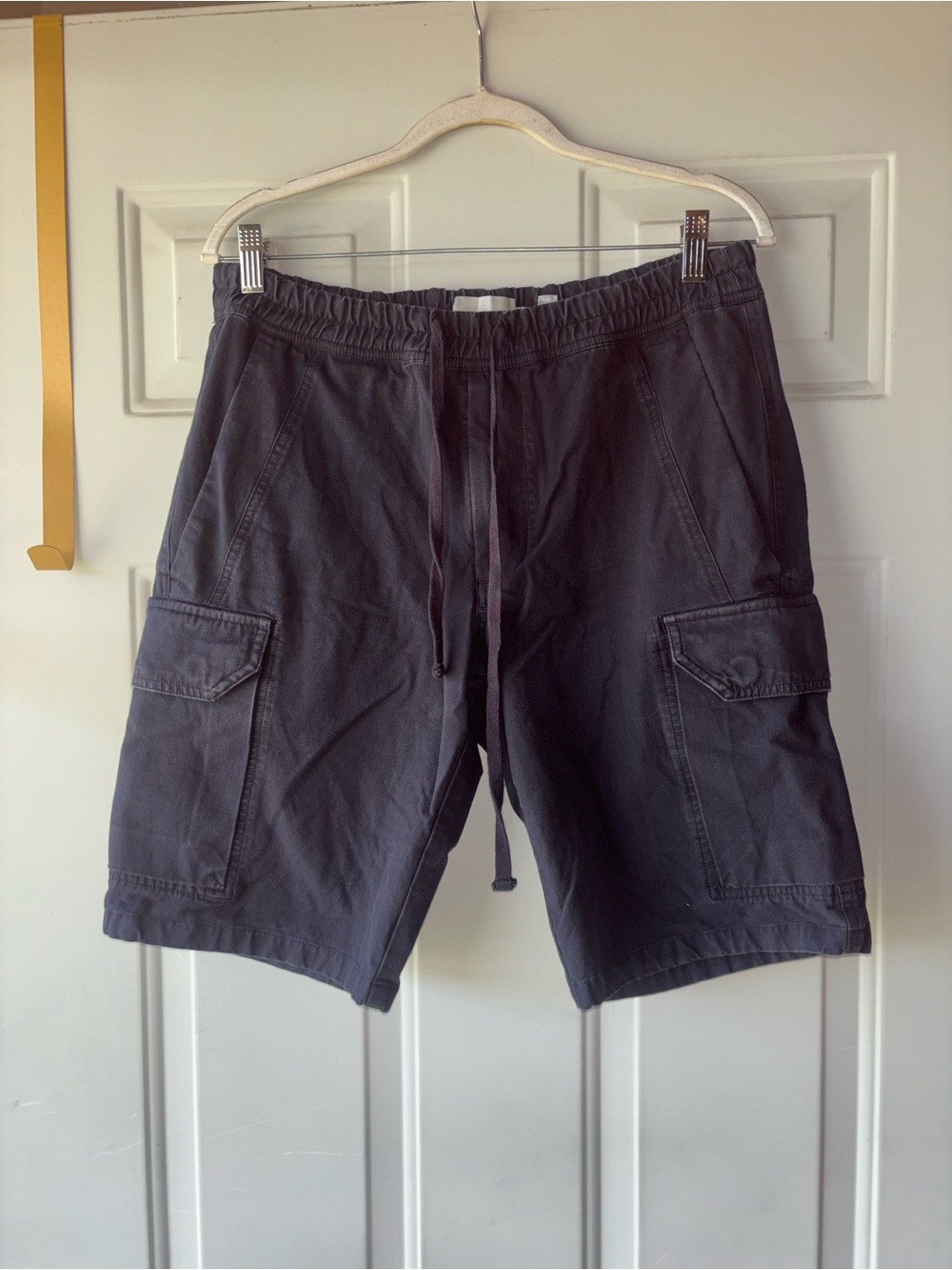 Vince black pull-on cargo shorts size M